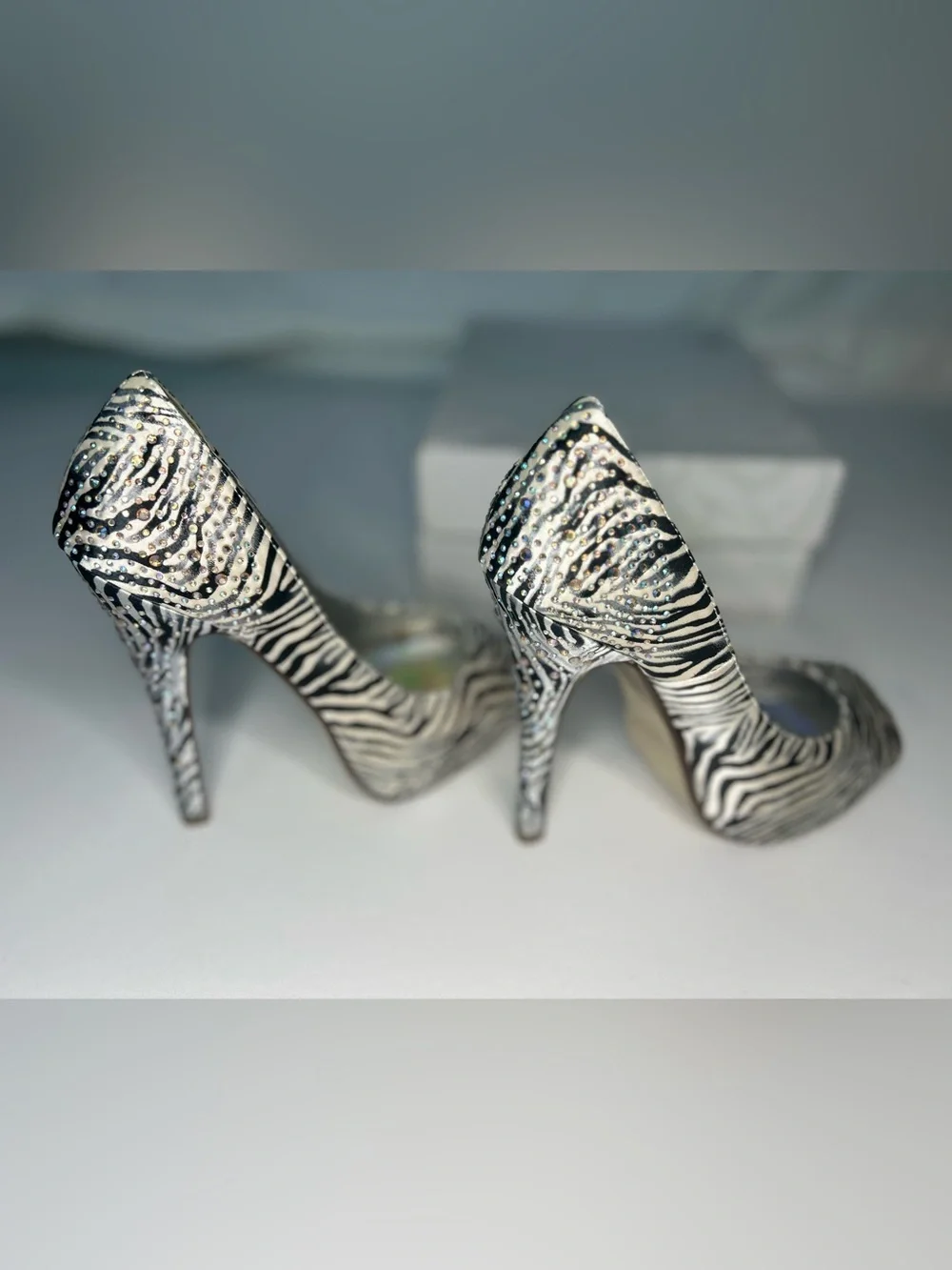 Shi by Journeys Zebra Print Peep Toe Platform Pumps Heels New In Box Size 6 Glam